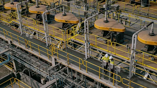 Runtuhnya Pendapatan MBMA: Turun 18% di Kuartal I 2025