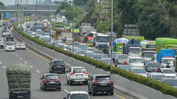 Tol Jatiasih: Kendaraan Berat Dilarang Lewat Jam Sibuk Mulai 10 Juli